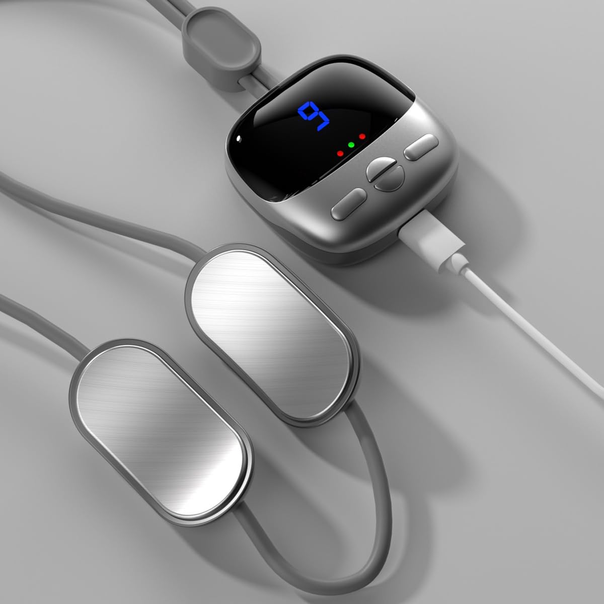 Mini masseur cervical argenté, pendentif silicone discret, thérapie chaleur, rechargeable USB.